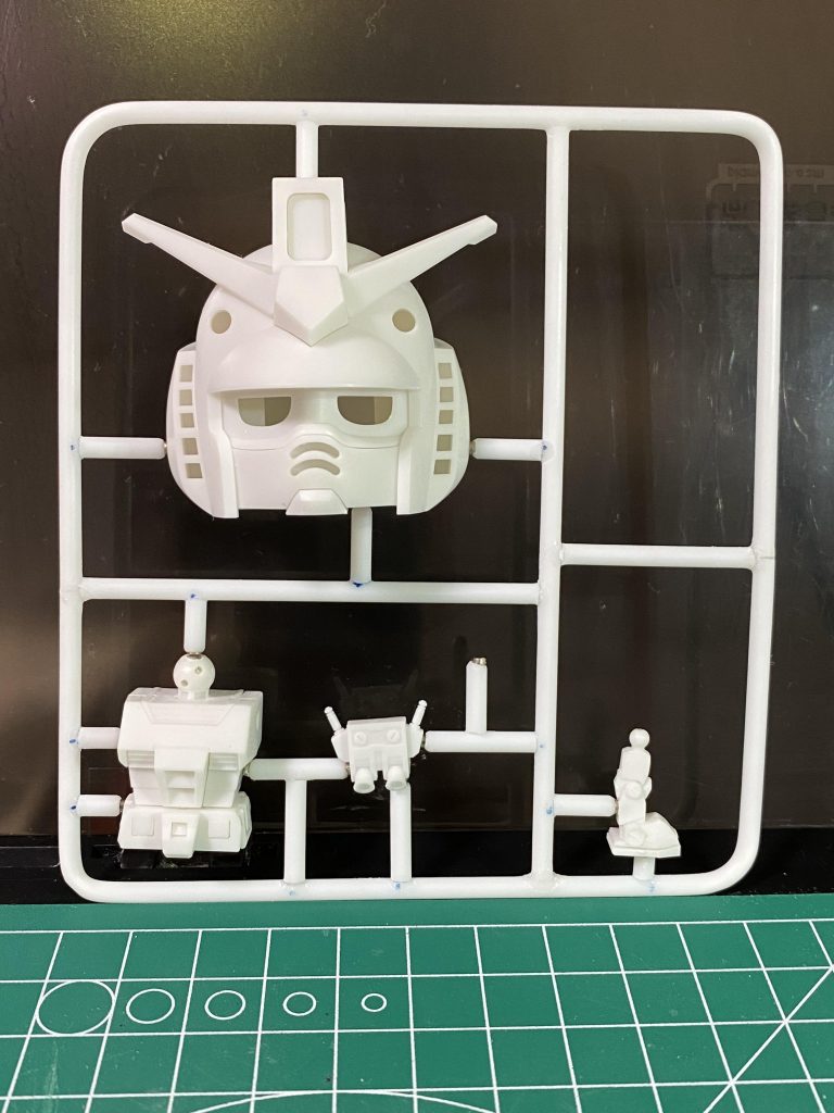 4隅をロウソクで炙って曲げた枠組みに、何度もパーツを合わせて位置を決め、長さを調整したランナーパーツを瞬間接着剤で貼り付けて…と言った工程をひたすら繰り返しました。