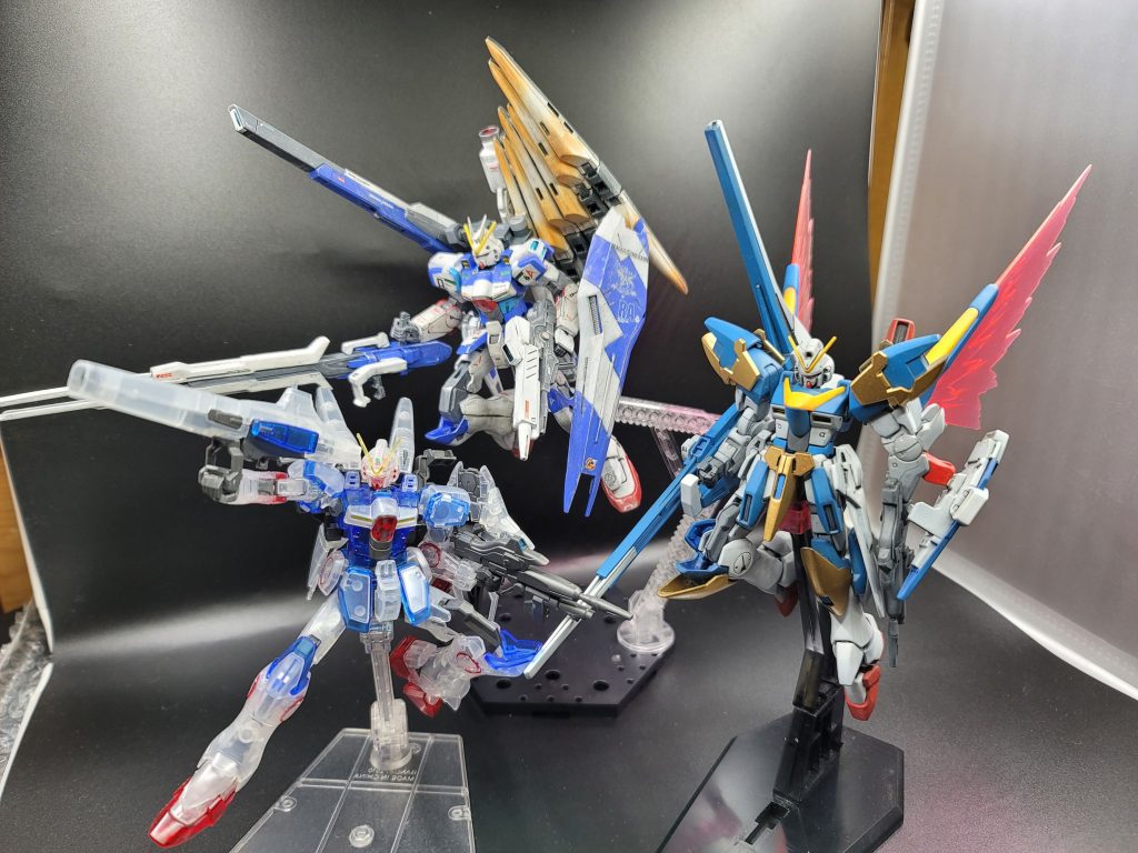 最後に我が家のヴィクトリー系後継機の集合写真V2、セカンドV、そしてダブルVですこのダブルVの制作に当たって混ぜった要素は:Vガンダムを素体にνガンダム(というかアムロ)因子を投入V2アサルトバスターのシルエットに近づかせるカラーリングはセカンドVとHi-νを混ぜた感じにこれを5周年コン「俺のガンプラ」に投稿する理由として自分が最初に観たガンダムはZZだったがガンダムに嵌ったのは多分スパロボからでした当時はνがニューと呼ぶことが知らず、アムロ最強伝説も知らなかった(実際、F以前のアムロは飛び抜けて強いわけでもなかった)当時は第2次Gをやっていて、後半にνガンダムを入手した時に「これもVガンダム?Vの字が変だねぇ…」と思いました当機を考案中にこの出来事を思い出して、考えた「Vとνを間違えた人、私だけではあるまい?」それでこの子の制作が決定したのです本来はVダッシュから作るつもりだったけど買えなかったのでVでスタートロングレンジフィンファンネルを搭載する案もあったけどよく考えたらνガンダムの身長よりもデカいアレは小型機のVガンダムに合わないだろうなと気づいて没案に(そもそも今でも入手できていない…)あとは、νガンダムの因子としてベース・ジャバ―に乗せる案もあったけどよく考えなくてもミノフスキーフライトで自力飛行可能な機体にSFSはナンセンスそのものなのでこれも没案に今回の制作における難点として:ミキシングによくあることだが、重力に縛られる質量が左側に偏っていて小さいスタンドだとよく倒れるホワイトの筆塗りがやはり辛いサイコフレーム演出のために塗り分けが必要だがそこでホワイトを他の色の上に被せるとなかなか発色しないつや消し工程での大失態(制作ストーリー参照)が挙げられます次回はこれらに気をつけましょう