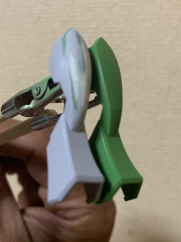 「SSP瞬間接着パテ」を膝装甲に盛り、大まかに曲面を出しながら調整していきます。