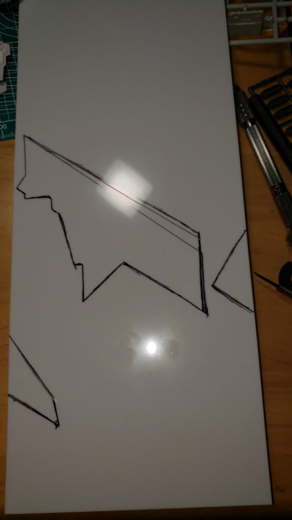 まず主翼。これと、カナード翼はフルスクラッチです。ネームペンで下書きして、それをカット、筋彫り、ヤスリがけして、イイ感じにしました。