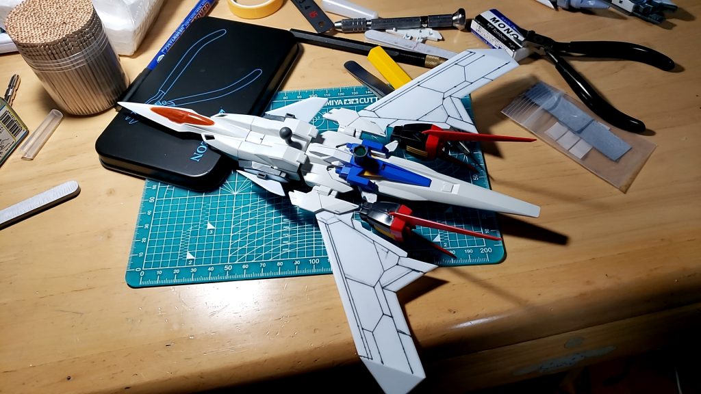 ある程度完成してきた時の写真。この時はまだ有人機にするつもりでした。それから、3次元推力偏向ノズルを再現したかったので、あえてノズルの周りは隙間を空けてあります。