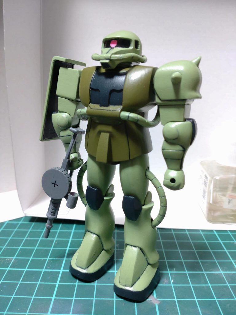 これぞ旧キットですね。今回も後ハメ加工、筆塗り全塗装で制作しました。ザク・マシンガンのファアグリップがただの棒で、ゴミかと思って危うく捨てそうになった(笑)