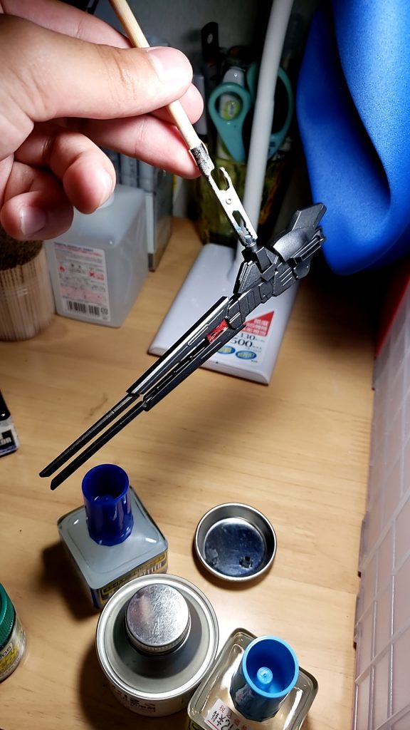 アークライト203mm長距離レールガンMSの全長に達するほどの大きさを持つレールガン。大型レールガンの搭載も元から決まっていた。しかし思うような威力を出すためには莫大な電力を多数のコンデンサから一気に放電するしか無かった。そのため