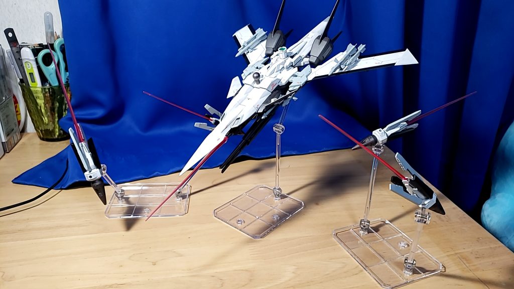 小型無人支援戦闘機戦闘機であるため、普通の装備や武装ではMSには歯が立たない。そこでファンネルの装備は決定していた。最終的に