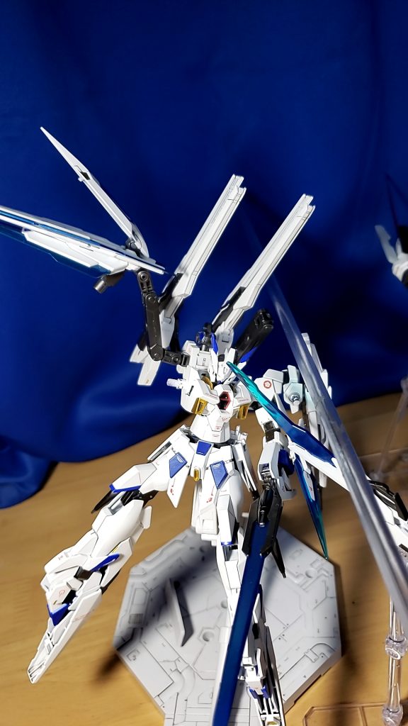 またも防衛が間に合わず、今度はバインダーに直撃。シールドとしての役割を持つバインダーだったが、そのシールドそのものを貫いた(クリアの棒状のものが弾跡)。