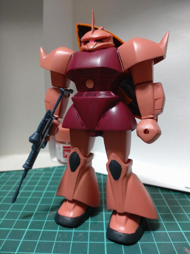 量産型は過去に作りました。が、このキット好きすぎてシャア専用も作ってしまいました。(笑)筆塗り全塗装。ライフル持つ手首の角度調整してます。