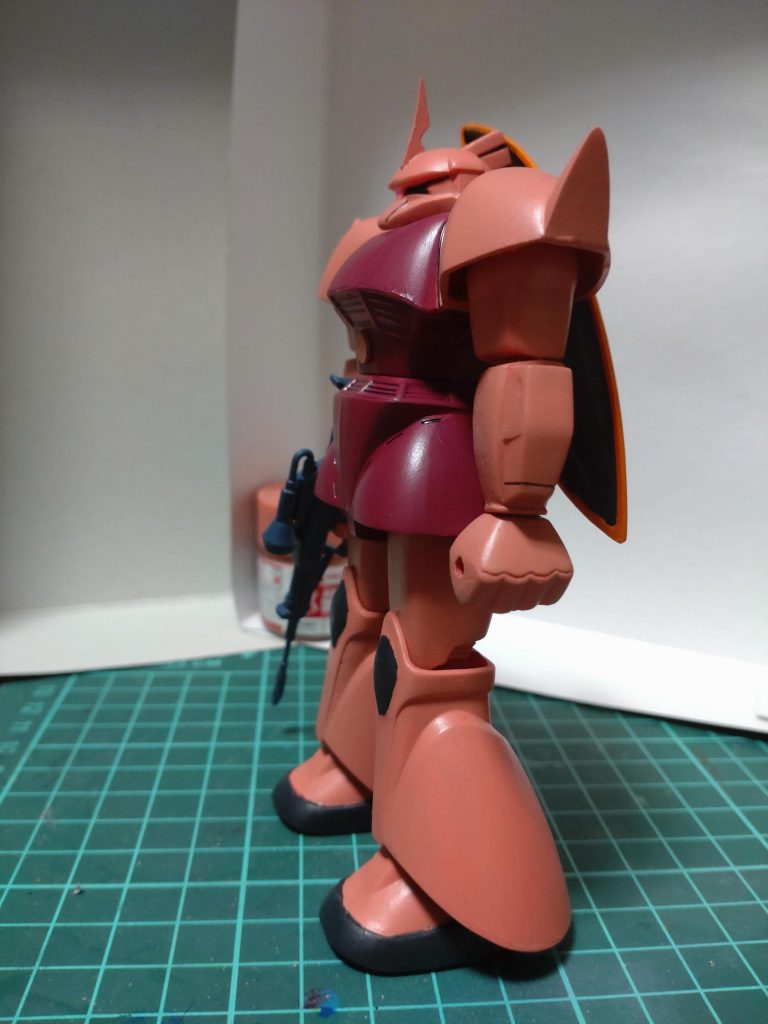 この横の姿は割とゲルググらしさがある？コクピットのモールドが有るようで無いレベルなのでコトブキヤさんの丸モールドを貼りました。