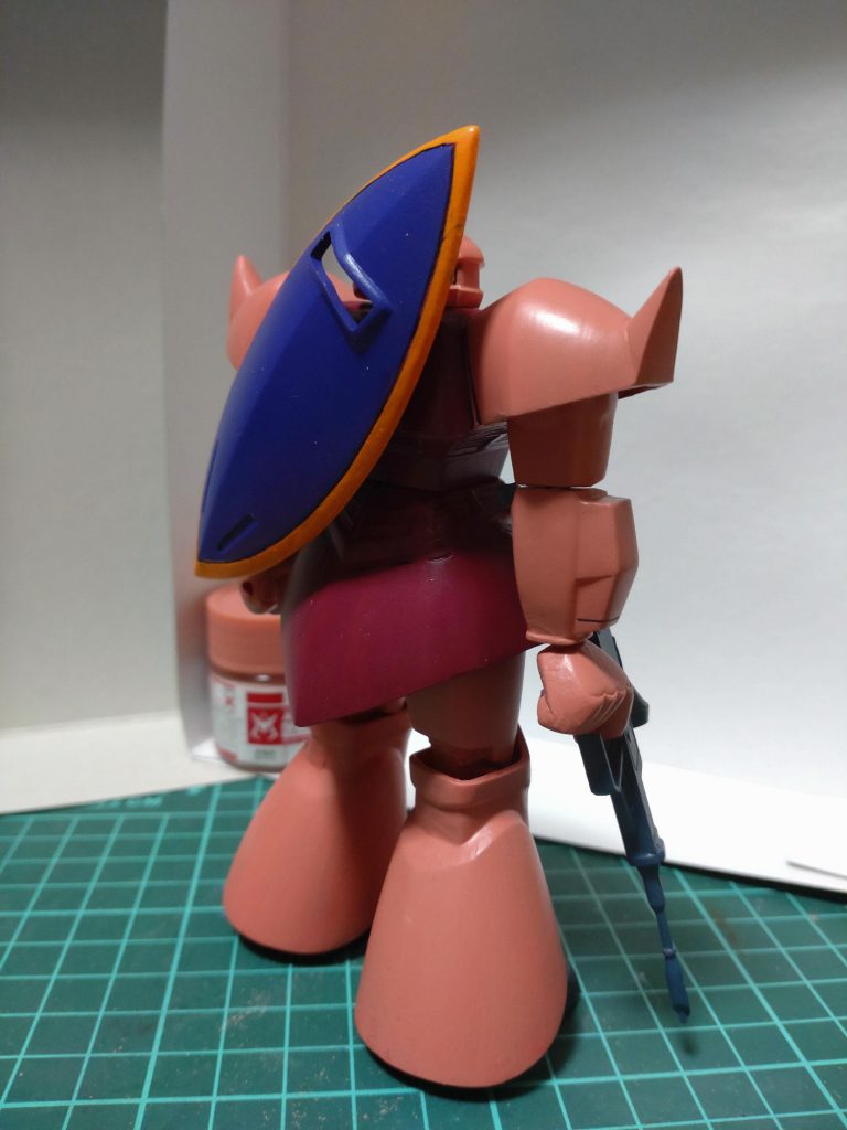 量産型が凄く作りやすかったのですが、この最新の再販版は凄く合いが悪くて、段差が数ミリあるのは当たり前。とにかくヤスリがけを行ってます。