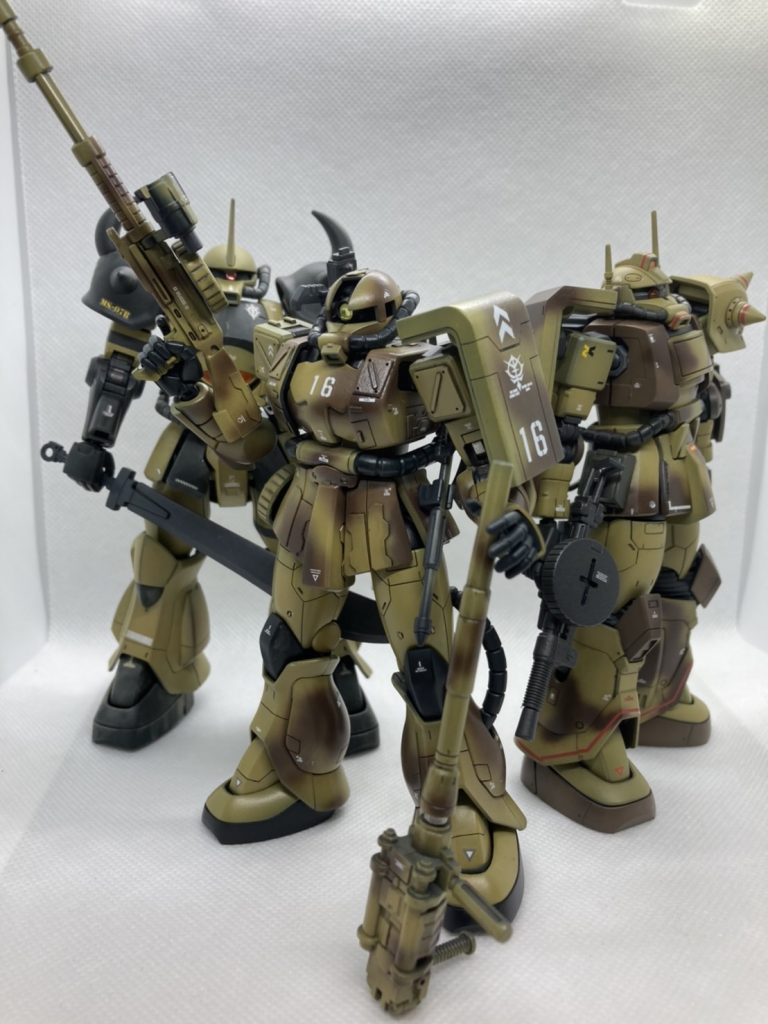 最後までご覧頂きありがとうございます。ラストはデザートザクとグフとスリーショットです。バトオペで言えば三すくみが完成しました。我が家の砂漠戦力が着々と増強されています。