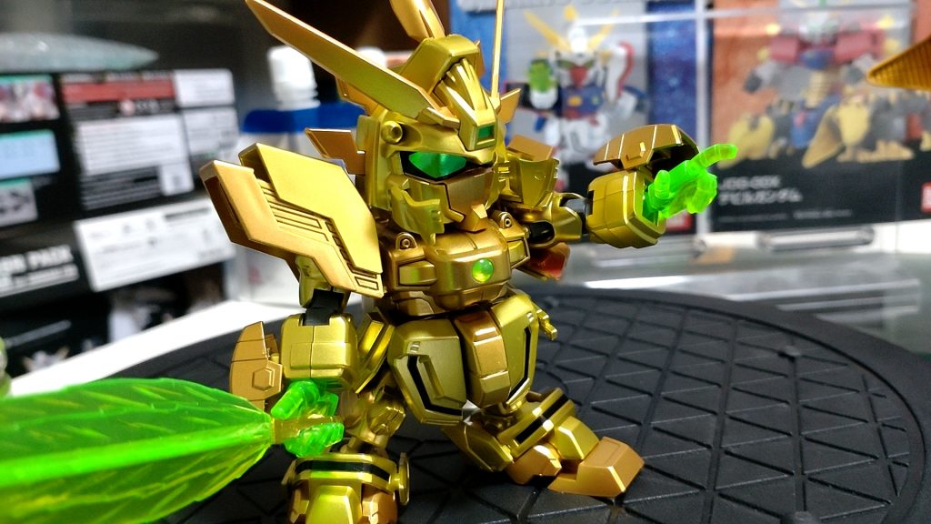 サーベルを大型にして、左手を一本指差しに変更しました肩とふくらはぎだけ、ビームソード持ち手だけ塗り分けてあります他はシールと墨入れだけしました