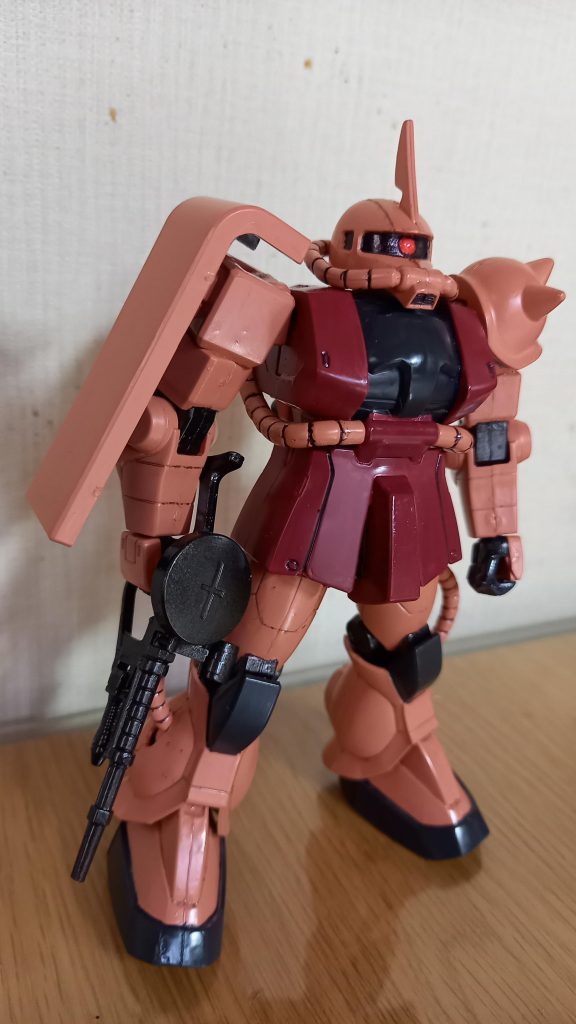 FGは、個人的には好きな形状です。色は、シャアピンクとシャアレッドを中心にアニメに近い色調にしています。合わせ目に何も手をかけていませんので目立ちますが、まぁ、いいかなと思っています。