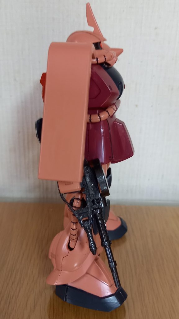 40年前のアニメで見たままのザクを作りたかったのでステッカーは貼りませんでした。