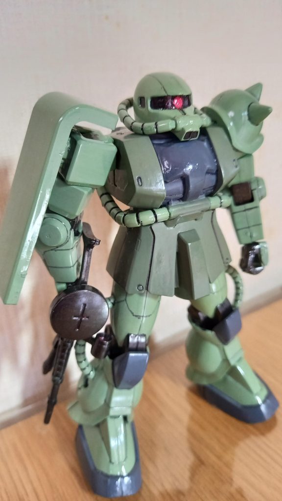 やはり、ザクはこの色が最高です。頭、手、足を今回はよもぎ色で塗りました。ザクグリーンとは色味が少し違いますが、40年前はこの色を使いましたので懐かしみつつ塗りました！