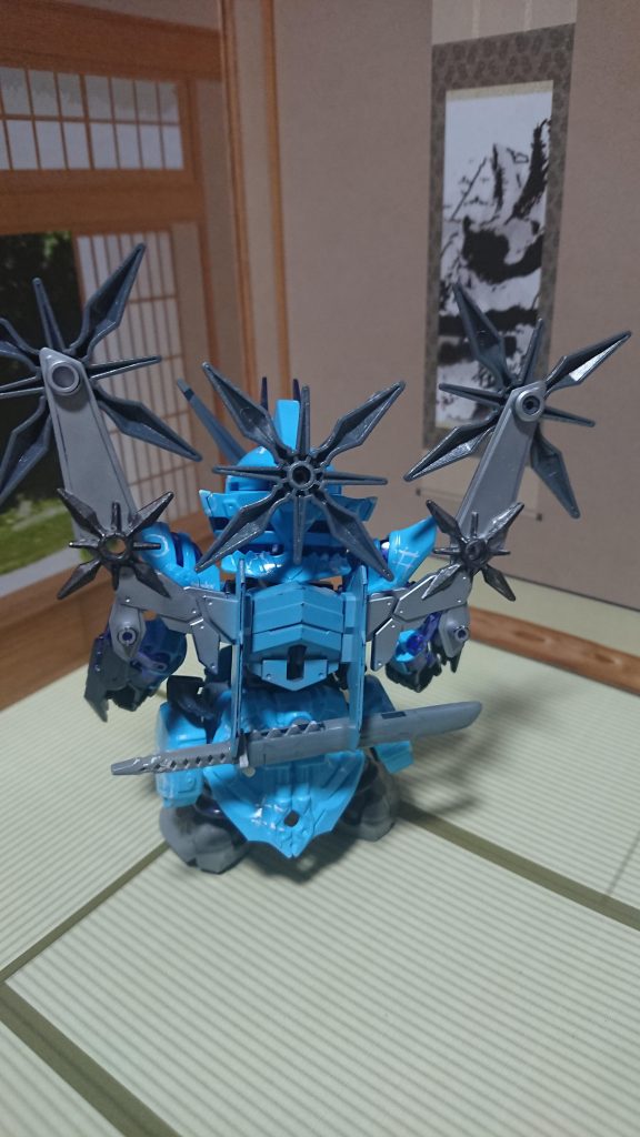 バックパック装備。さらに肉抜けが目立ちます。〇井書き忘れました。なお、バックパックは翼ごと紫のクリアパーツでしたが黒サフで塗りつぶしてラッカーシルバーで塗装してあります。