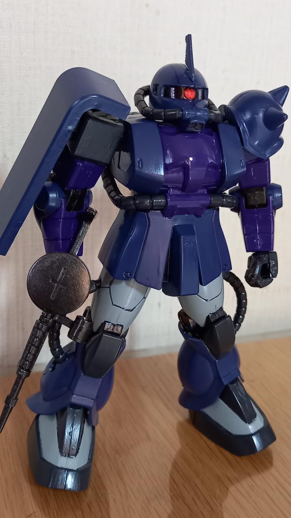 量産型のキットに頭部のブレードアンテナを付けて、筆塗り塗装をしました。