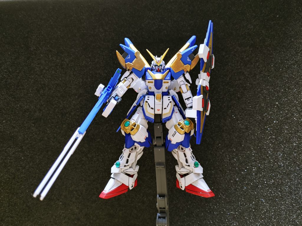 最後は台座をつけて…顔…アストレイ上半身…V2アサルトバスター腰部…たぶんシャイニングとV2アサルト下半身…戦国アストレイとシャイニング