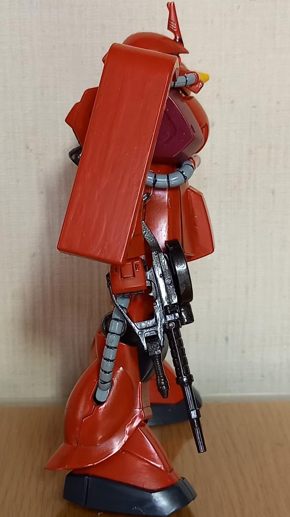 ファーストガンダムでは、出てくる機会がなかったジョニー。ですから、双葉社から出版されたMS図鑑ザクを参考にして作りました。