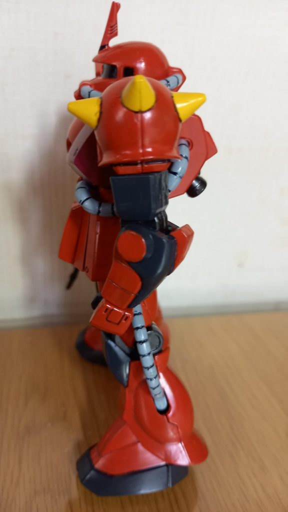 左肩のスパイクが黄色いのが特徴ですね✨高機動型のスパイクは長めですが、ザクⅡは通常サイズですね。