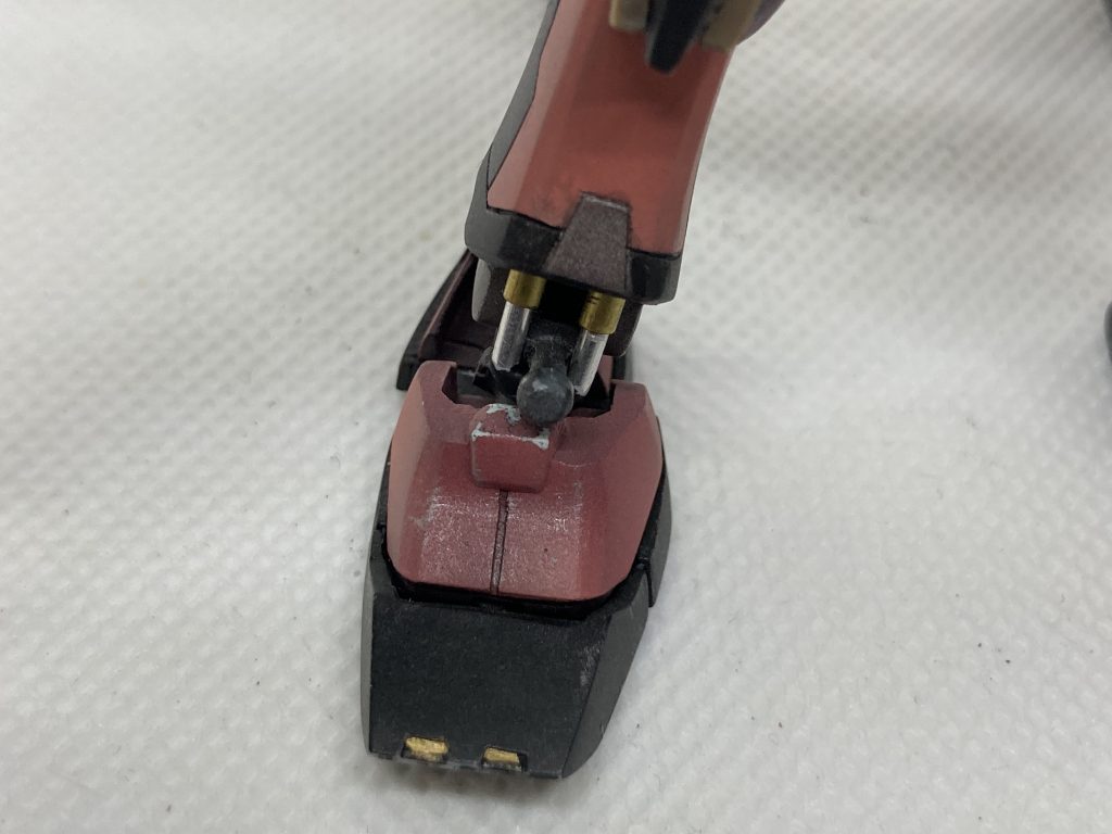 足首には真鍮パイプとアルミ棒でシリンダーを追加。