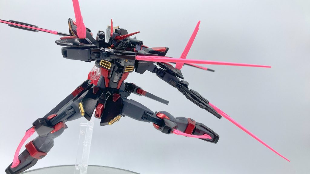ということで、こちらが盛り盛り武装全展開状態です隠者の足蹴り、パーストフリの腕ビーム、コアスプレーガンの仕込みサーベルを展開しています後はこれ以外に通常のビームサーベルと青枠SLのアーマーシュナイダー2本も装備しています