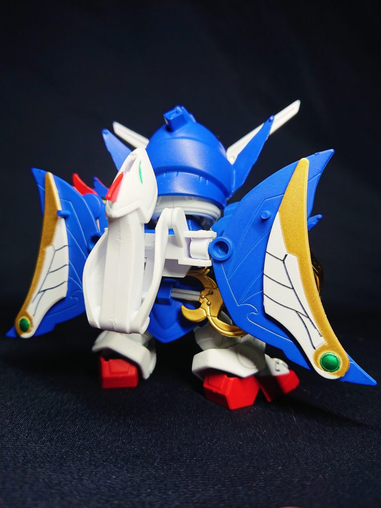 大鳳太刀は鞘の無い刀で腰に収めるため、旧キットのリヤスカート部分を切り取って移植しています。ウイング基部はプラ制のため、径のあうポリキャップを流用したほうがいいかも?