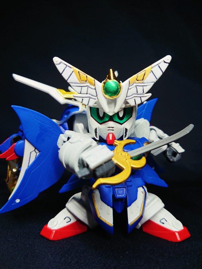 胸飾りが角になるのがよく考えられているデザインです。頭部は羽荒斗の顔パーツを刻み、勾玉部分やピン穴を移植しました。