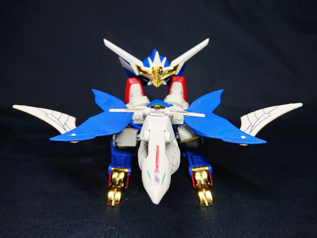 兜の取り付けは足裏の凹部分に差す、原作(説明書)準拠としました。鳥脚となる肩のパーツは拳にはめ込む形にしました。