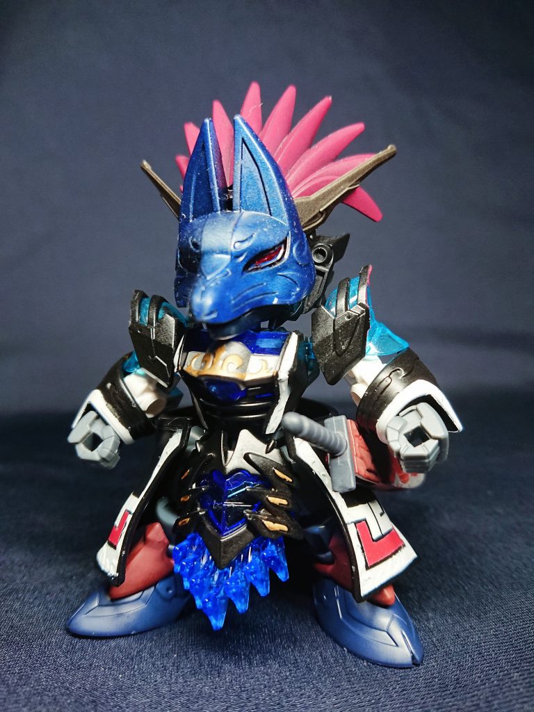 佐助をベースに服や毛皮のイメージでパーツを変更しました。フロントスカートや肩のクリアパーツ部分も毛皮カラーにする予定でしたが、北方のキャラクターらしく、冷たい感じを残したくクリアブルーのままにしています。狐面ですがいちおー狼として見てもらえると。