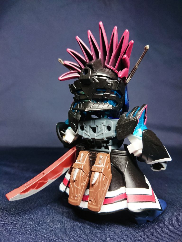 最初は服のアイヌ紋様をシール制作するつもりでしたが、あまりに小さくなるためモレウやウタサシリキ風にデフォルメで塗装しました。狼への変形はオミット。変形させたらどーしても狐に見えちゃうのでやめましたw