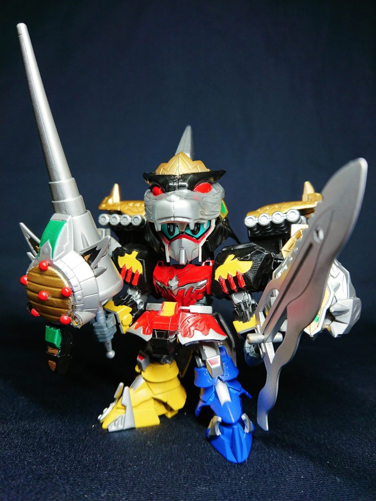 ディノカヴァリエとディノシーザーが合体した姿。剣と槍、盾と大砲、あらゆる装備で戦うバトルマスター。竜帝を冠したその名前は、とある神話の人物に憧れて名乗っている。