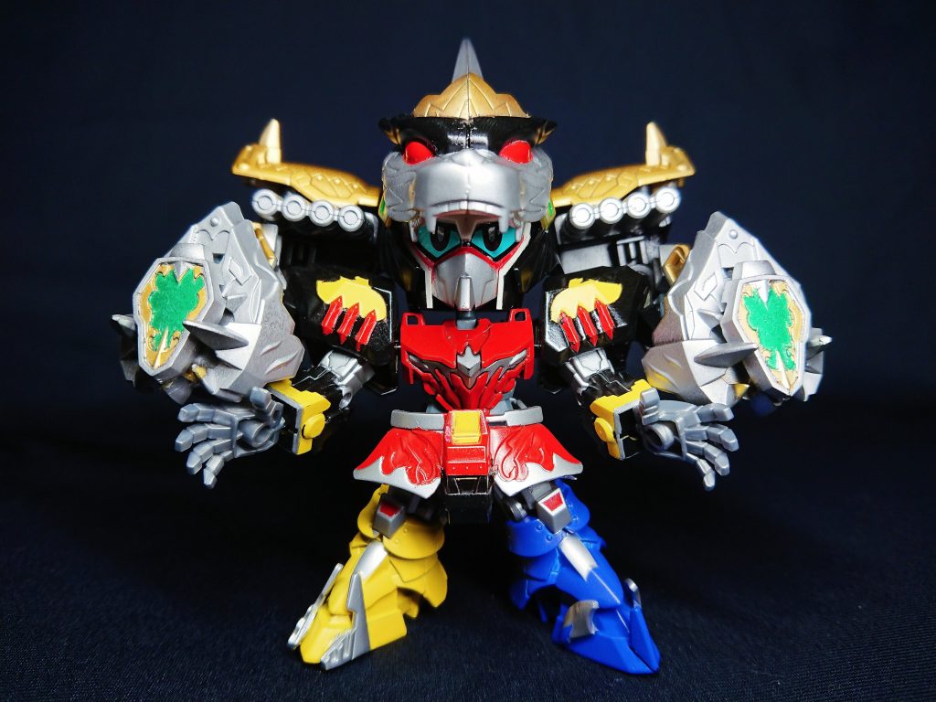 原作では大獣神の肩は折り畳んでいますが、こちらはパーツの取り付け都合でそのままに。背負い物のためトップヘビーになってます。