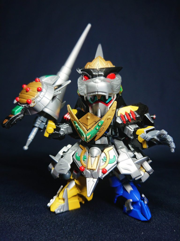 ディノカヴァリエがディノシーザーの鎧を借りた姿。槍を持って戦う剣闘士で、実は騎士形態のカヴァリエよりも身軽。機動力を活かした闘いでコロッセオを勝ち抜いていく。