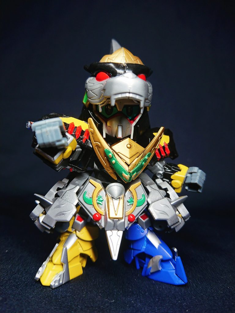 カヴァリエの兜、胸部、スカートを変更した姿です。原作では太もも部分がアーマー化していますが、パーツサイズの都合上サイドスカートに変更しました。