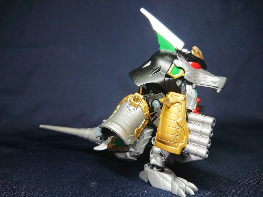 合体時はパーツをばらすため、ヒーローズの適当な本体をベース素体としています。そのため、合体時には胸部や脚部が余剰となります。