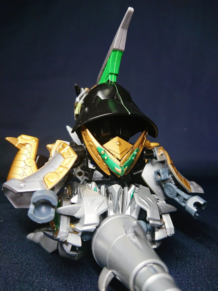 余剰に関しては、SDパーツではどうしても劇中や玩具のようにいかない可動域やサイズの問題があり、そのまま合体させるとデザインが大幅に変わるため余剰パーツを出しました。なのでディノシーザーという生物が鎧を着込んでいる(無理矢理)という設定にしました。