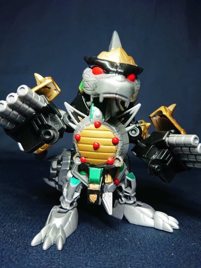 昨日のディノカヴァリエに続き、ドラゴンシーザーをモチーフとしたディノシーザーです。ガンドランドに生息していた原生獣の末裔です。