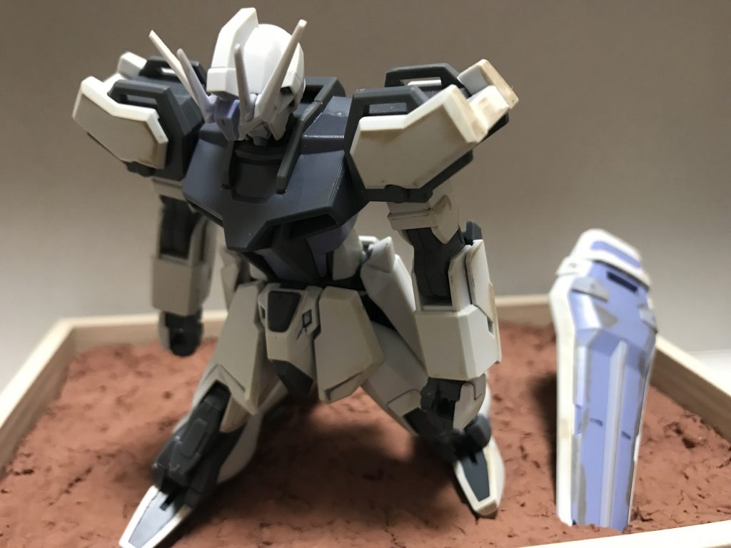 戦闘後、膝をつきパイロットが降りた後のストライクをイメージ。ポーズ参考はダブルオー2期EDのアレです。