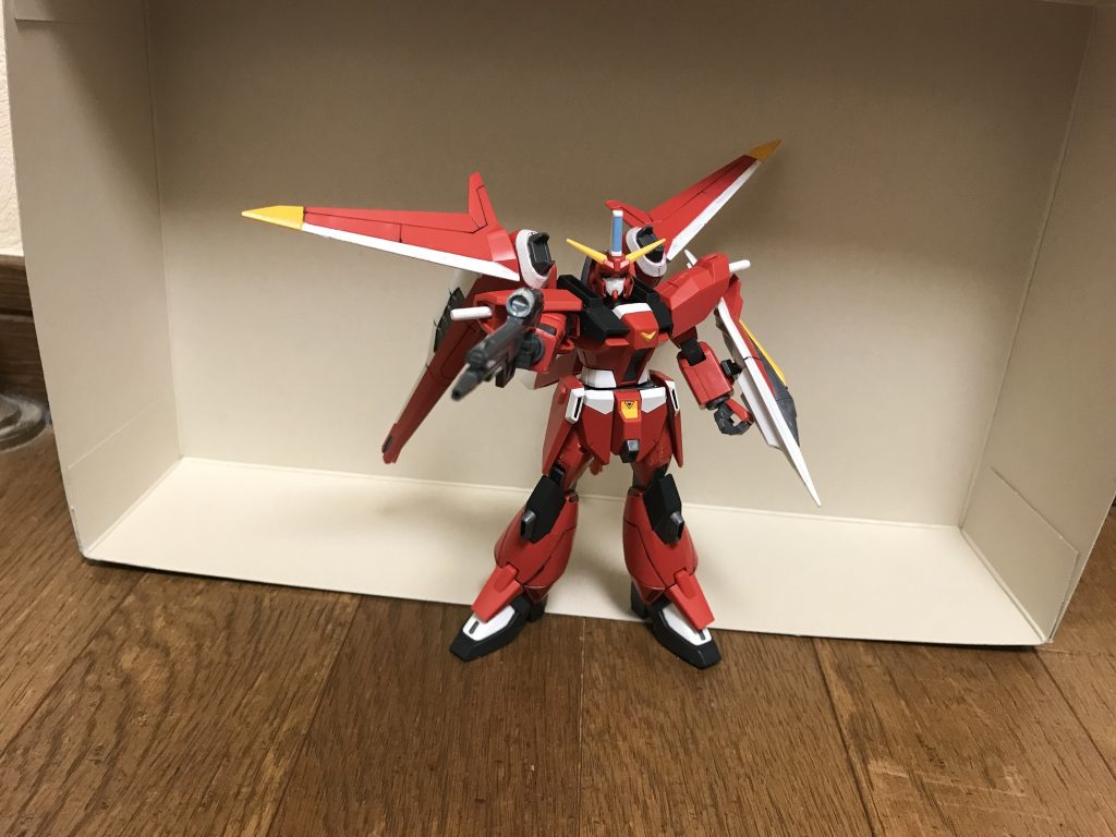 武装機関砲両側頭部に2門、MA時の機首に2門を、それぞれ内蔵しており、主にミサイル迎撃がメインで使用される。頭部の機関砲は、MA変形時には砲口がシールドで覆われる為、使用できない。高エネルギービームライフル専用の携帯式ビームライフルで、再設計前よりも高出力化されている。MS形態の非使用時には後腰部に、MA形態では変形した左肩アーマー付近に懸架される。ビームサーベル両肩アーマーに2本格納されており、再設計前よりも高出力化されている。対ビームシールドMS形態では左腕に装着された専用シールド。さほど大きいサイズではなく、流線型の表面上部には二枚のスタビライザーがあり、MA形態では胴体正面を覆うように装着され、死角からの攻撃に対処すると同時に空気抵抗に対する整流の役目も果たしている。その為、このシールドが破壊されるとMA形態への変形は不可能となる。アムフォルタスMS・MA両形態におけるメインウェポンで、背部左右に装備された大出力ビーム砲。再設計前よりも威力が高められており、1門だけでも戦艦を撃沈してしまうほど。基本的には脇に抱えて発射するが、肩部に展開しての発射も可能。スーパーフォルティスアムファルタス砲身パーツに1門ずつ併設されているビーム砲で、再設計前と同系統ながらも高出力と連射性の高さは継承している。ちなみに、比較的エネルギー消費の少ないこちらを射撃してターゲットの照準を確認し、アムフォルタス発射時の命中率アップを狙うなど、レーザーサイト的運用も可能。