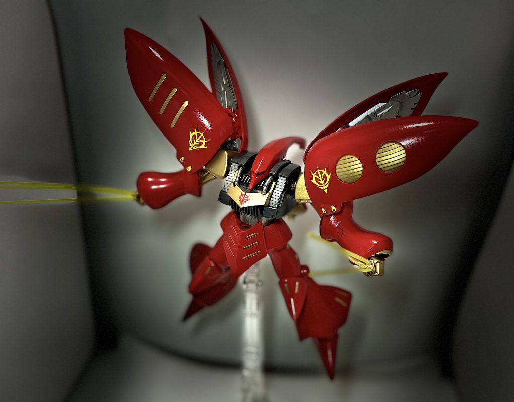最後にプルツー機です。リバイブ版なので元々クリヤーを塗ったような質感だったのですが結局のところランナーから切り離す過程でゲート跡が目立ってしまったので別でクリヤー塗装をしています。黄色い部分をゴールドに塗装してみたらなんとなくめでたい感じに仕上がりました笑サーベルの刃が3本なのがかっこいいです。