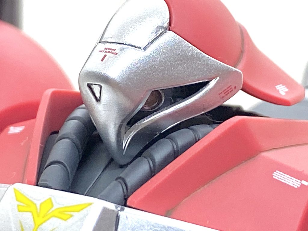 モノアイはお馴染みのガンダムマーカーのメッキシルバーです。