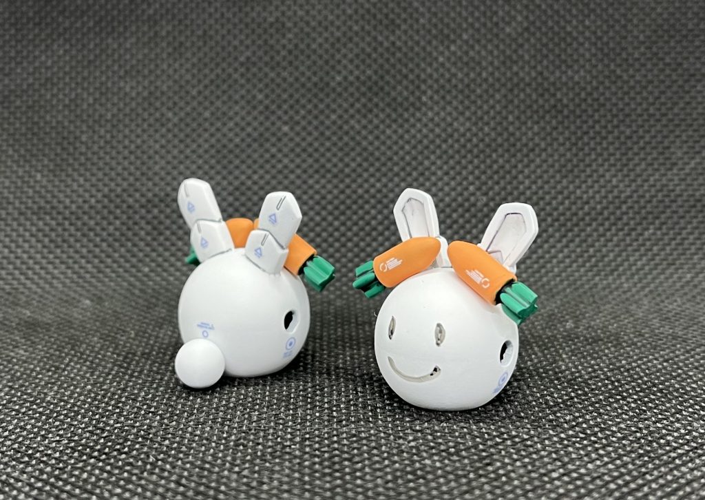 メンバーシップ限定機、という設定で野ウサギさんも2体作成。HGBF R35グフのブースターポッドをベースに、耳はサンドロックカスタム、人参は旧キットガンダム武器セットの砲弾、尻尾はプチッガイから。