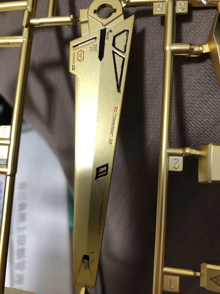 スミ入れの拭き取り溶剤でメッキが剥げることは知っていたので筆でスミ入れしたのが全ての過ちの始まりでした。筆塗りに慣れていなさ過ぎてはみ出しが凄いことになってます。結局このあとメッキごと全部剥がして塗り直しました。