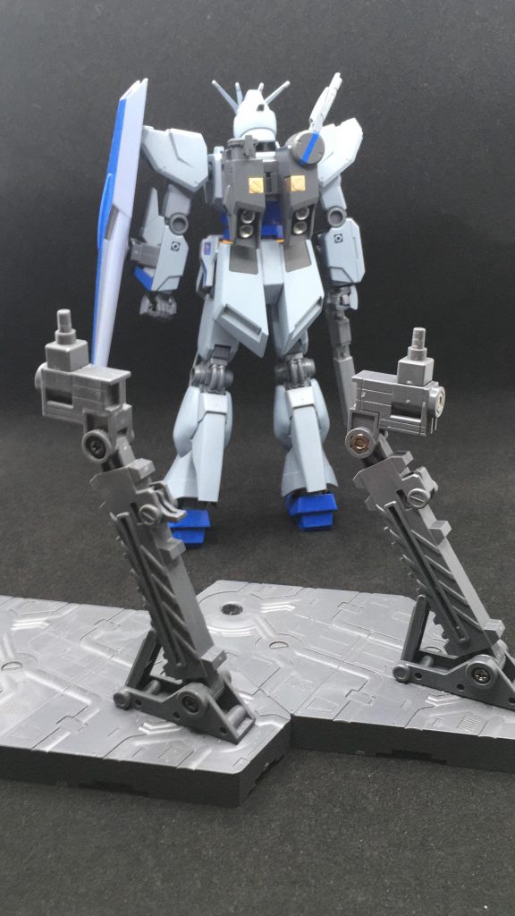 アクションベース2の接続部がリアスカートに干渉するので、逆向きに作りました。(右)