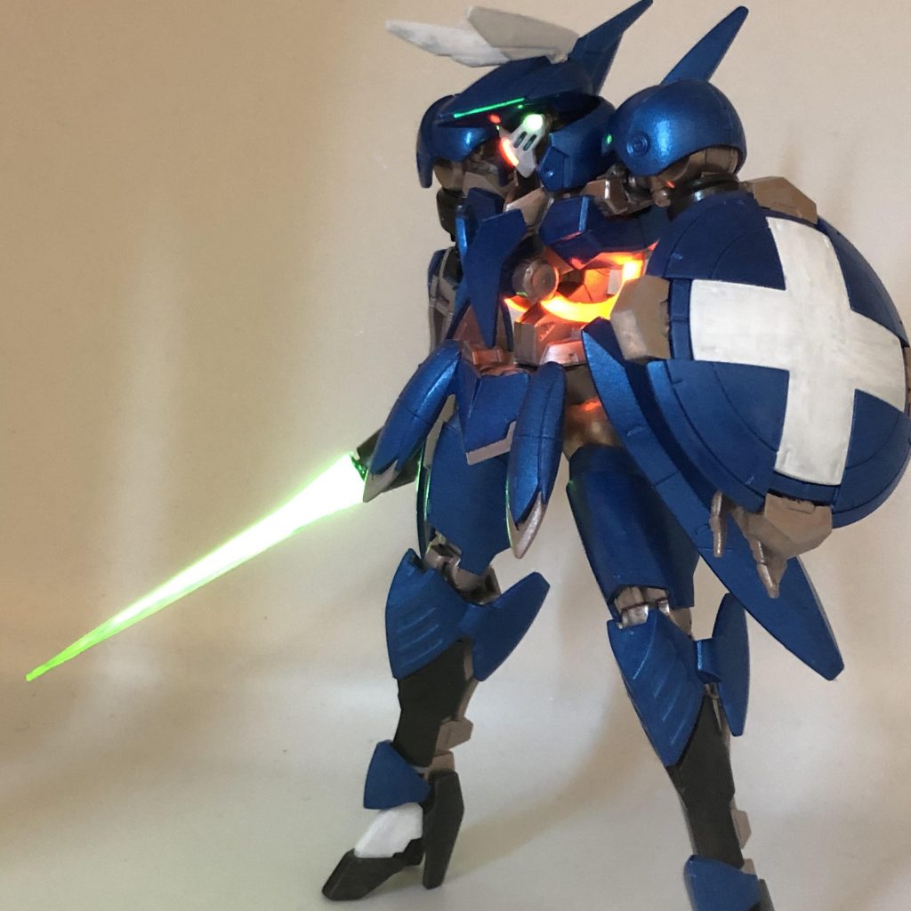聖刻群狼伝、聖刻群龍伝に出てくるローエン・ユーディスの乗機「ラシュード」に脳内変換して、顔?の仮面に手を入れました。蛍光塗料塗った上にレジン乗せたり、塗り分けが無理なところは妥協して付属シール使いました。他の方も書かれていましたが、二の腕の装甲パーツは一度はめると外せる気がしないです。そこだけはカッパーフレーム諦めました。装甲部はメタリックブルーと黒鉄色とグランプリホワイト、仮面と羽根飾り?はベースホワイト(艶を出したく無いので)、動力パイプとランスが蛍光レッドと蛍光イエロー、ヘルメットの隙間が蛍光グリーン、全てアクリジョン筆塗りです。