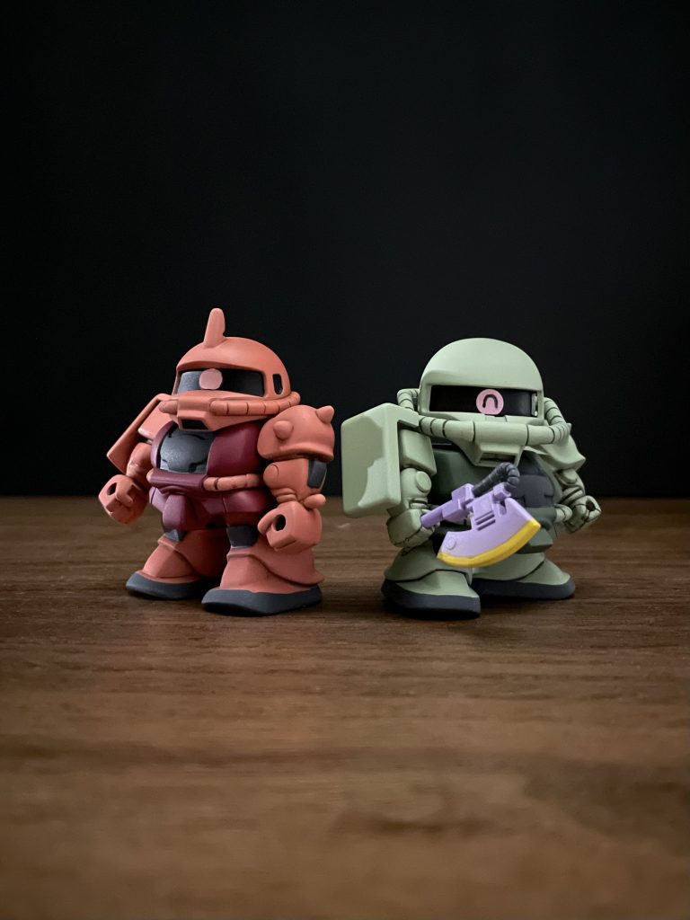 BB戦士のジョニザクキットを使用して作成した量産型ザクと。腕の接続軸はリデコキットのシャザクの名残。