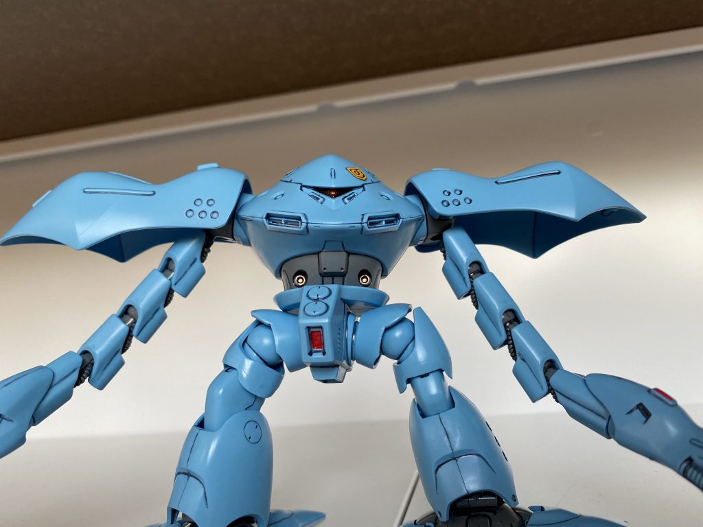 人間目線でのハイゴッグモノアイに見つめられたら死が約束されます。さらに、120mmマシンキャノンがこちらを狙っています!