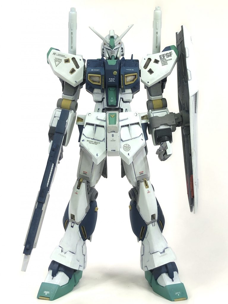 両肩はキットのままだとなで肩ぽく見えたので、プラ板で盛り肩とのラインを繋がるようにしました。胸ダクト近くの細いダクト?が割と面倒でした。