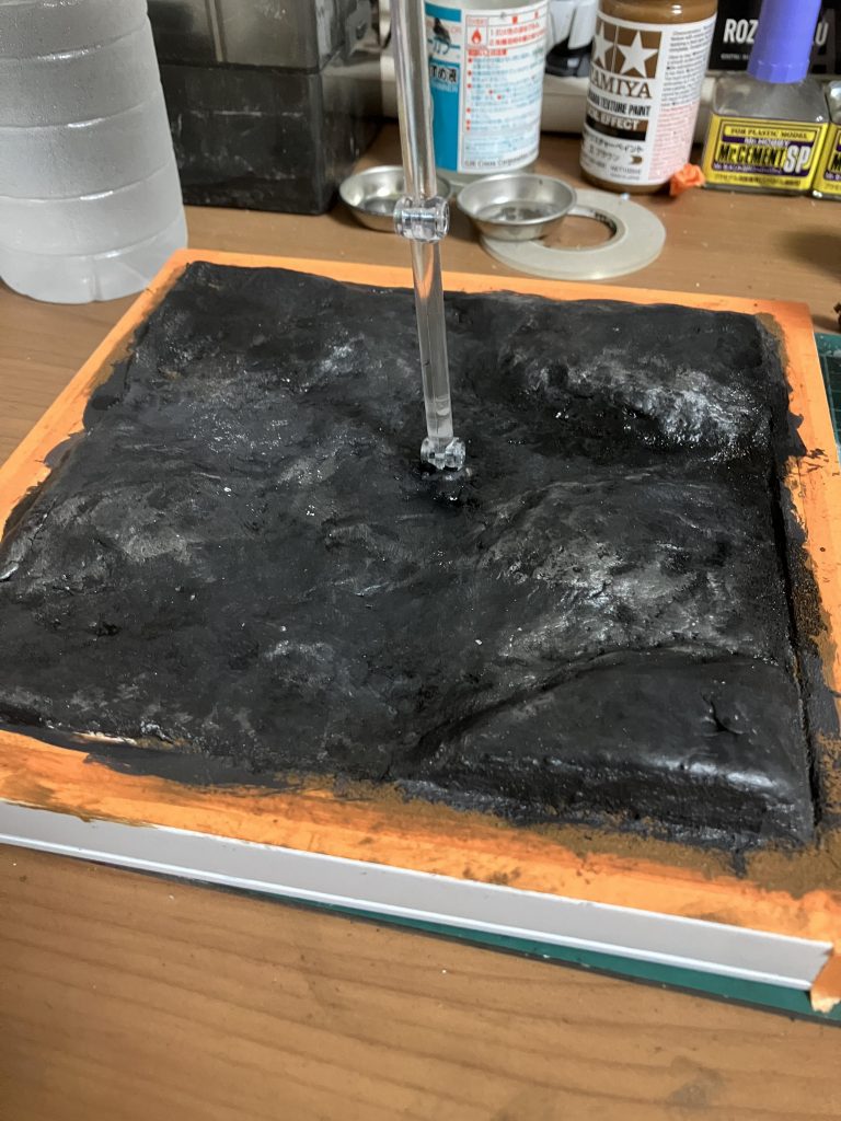 ダイソーのアクリル絵の具で塗装→ウェザリングカラーマルチブラック→シルバーのドライブラシで仕上げました