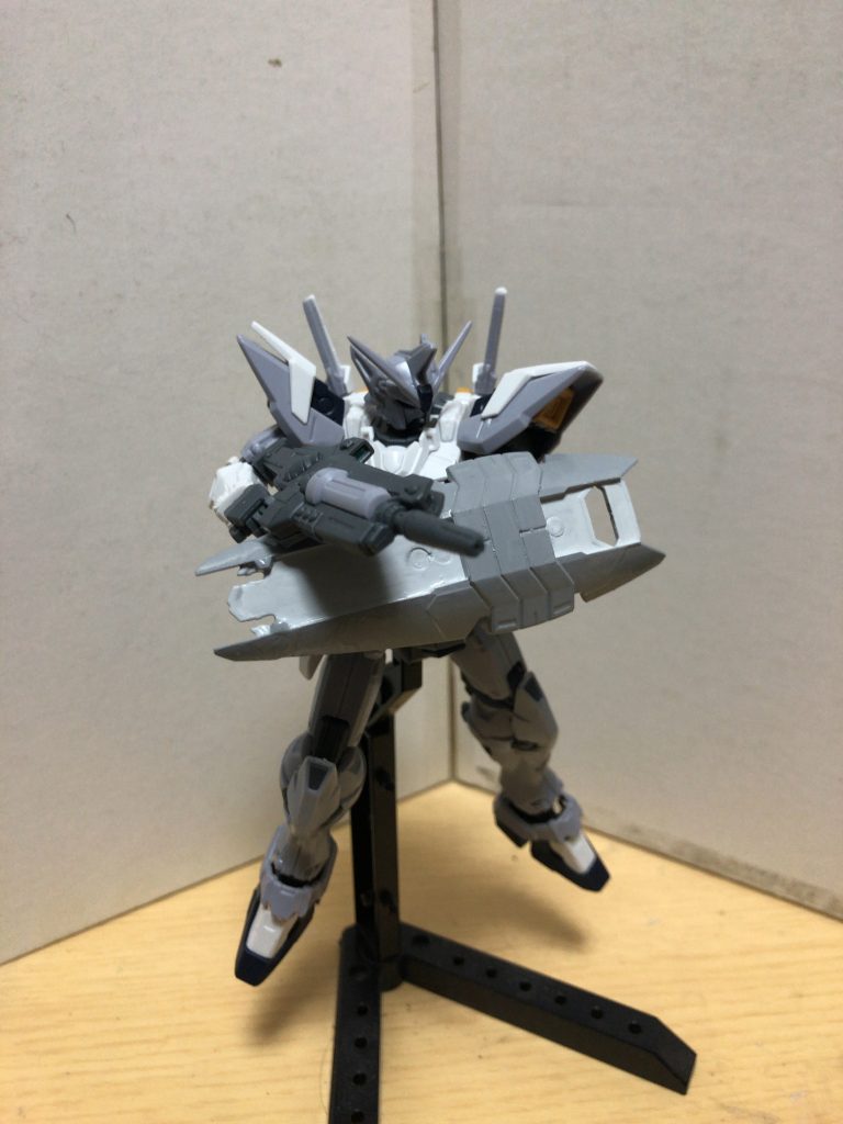 試作ビーム・ライフル後のアクセラレートライフルとなる試作段階のビームライフル。連射速度が低いものの、1発の威力が高いため、並のMSでは防御すらままならない一撃を放つ。