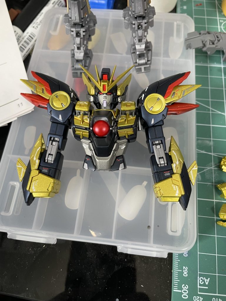 組み上げたら、フェイス部分がハッキリ見えないですね。眼の赤色がいい感じなんですが。